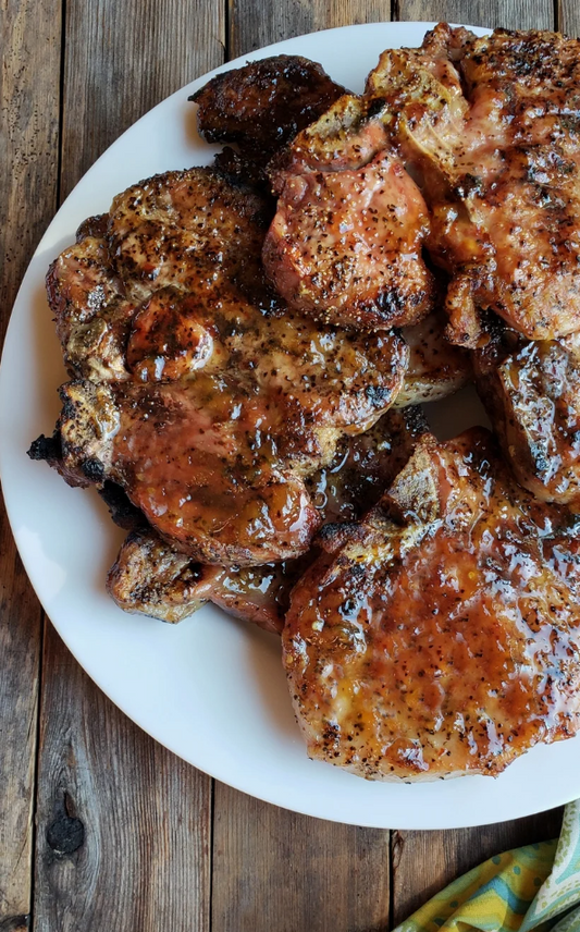 Juicy Grilled Pork Chops with Spicy Peach Glaze